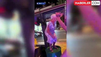 Marmaris'te masa üstüne çıkıp dans eden yaşlı kadının videosu Avrupa'da viral oldu