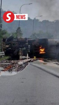 Tanker lorry overturns on KL-Karak Highway, driver dies