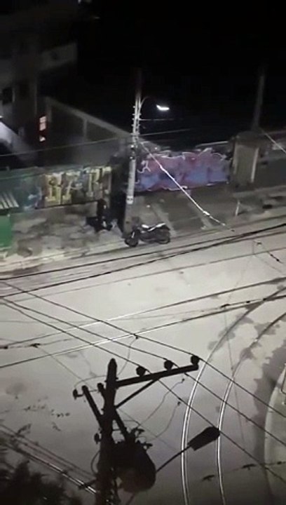 PMs são flagrados agredindo homem em Santa Teresa