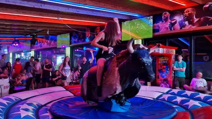 Pretty Girl in Beautiful Dress Riding on a Bull in Benidorm ｜ Mechanical Bull 4K. Epic Fail August 23