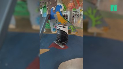 La máquina de la limpieza se topa con un obstáculo infranqueable y sorprende a todos con lo que dice