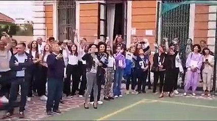 C'? Ginoble alla festa dell'Acerbo e tutta la scuola canta Grande Amore