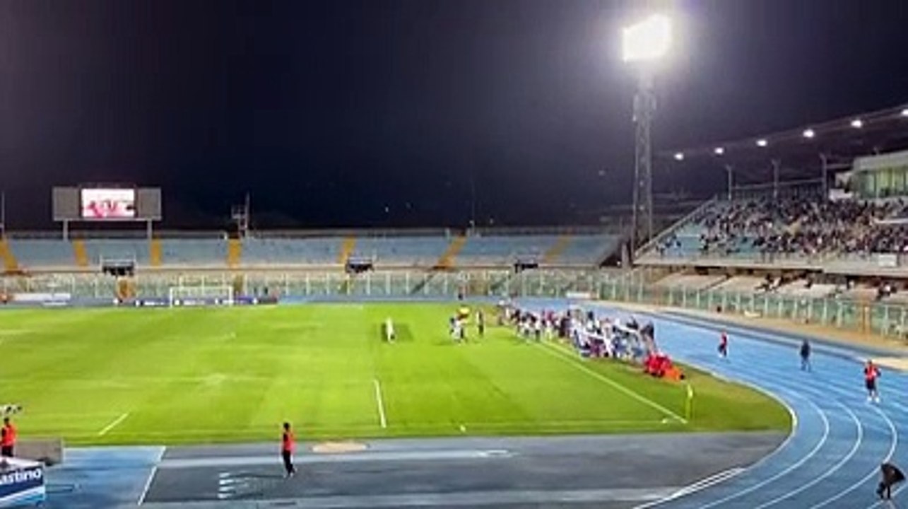 Pescara, entra la squadra e parte l'inno "Gente di mare"