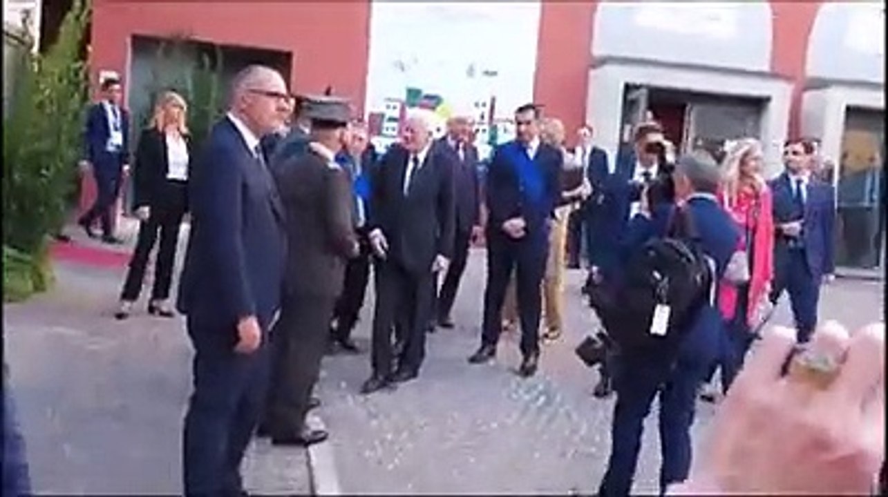 Strette di mano e breve saluto alla folla: Mattarella lascia L'Aquila