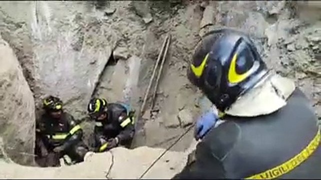 Teramo, le ultime operazioni dei vigili del fuoco per salvare i due cani