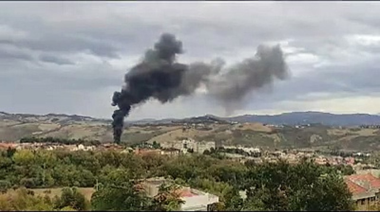 Incendio vicino all'ospedale, la colonna di fumo nero si vede da molto lontano
