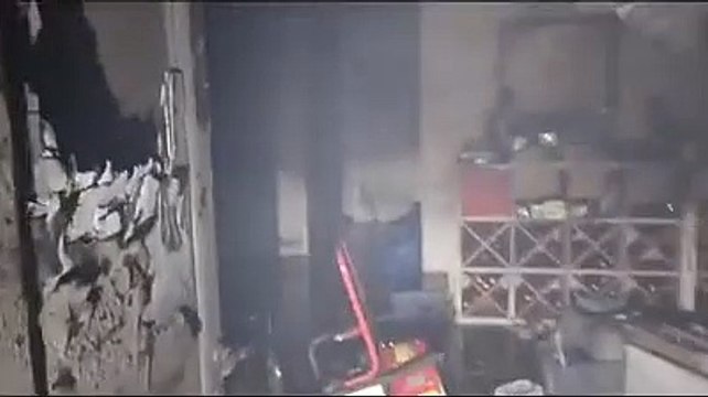 Vigili del fuoco all'opera nella palazzina incendiata