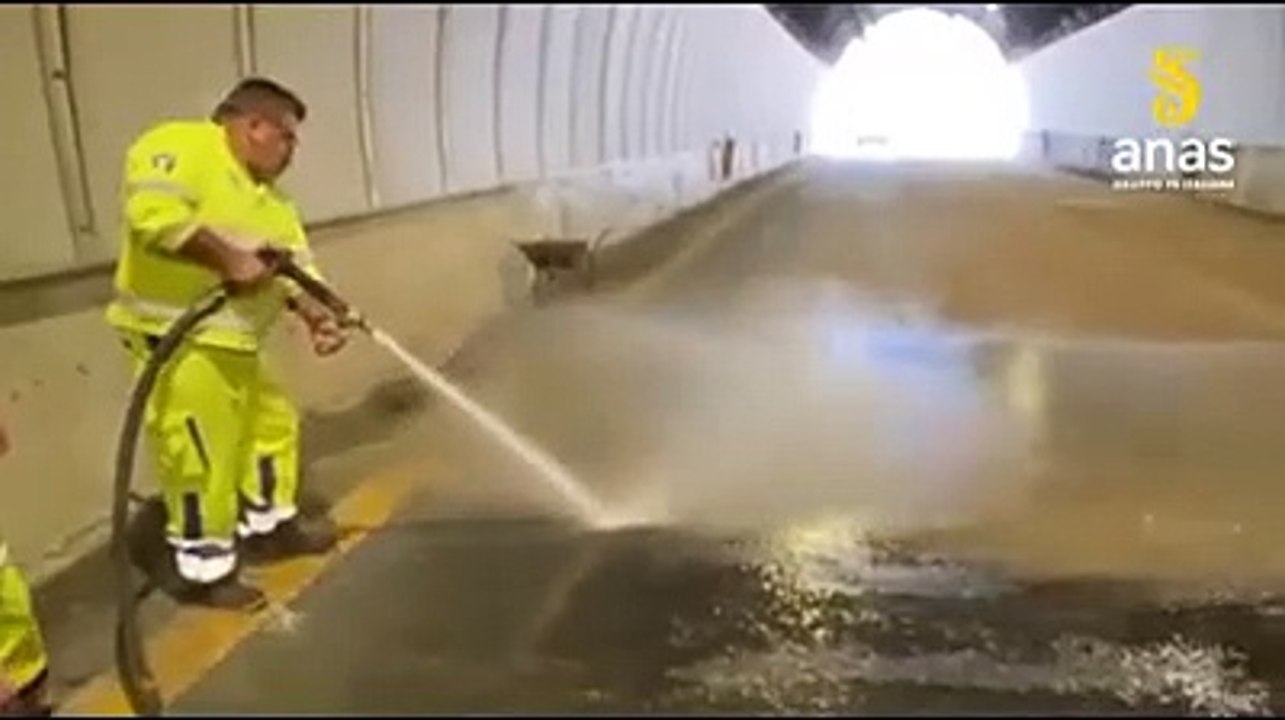 Galleria riaperta sulla tangenziale, gli operai Anas ripuliscono l'asfalto dal fango