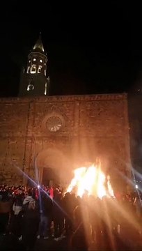 Piazza Duomo ad Atri: l'accensione del fuoco, comincia la lunga notte dei Faugni