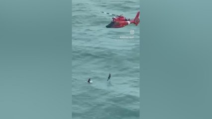 Un hombre agarrado a una nevera es rescatado en mitad del océano