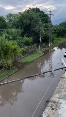 Una fuerte marejada ciclónica inundó al menos tres cuadras del barrio La Barra, en el municipio de La Ceiba, Atlántida.