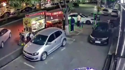 Vehículo estrella carro contra puesto de comida