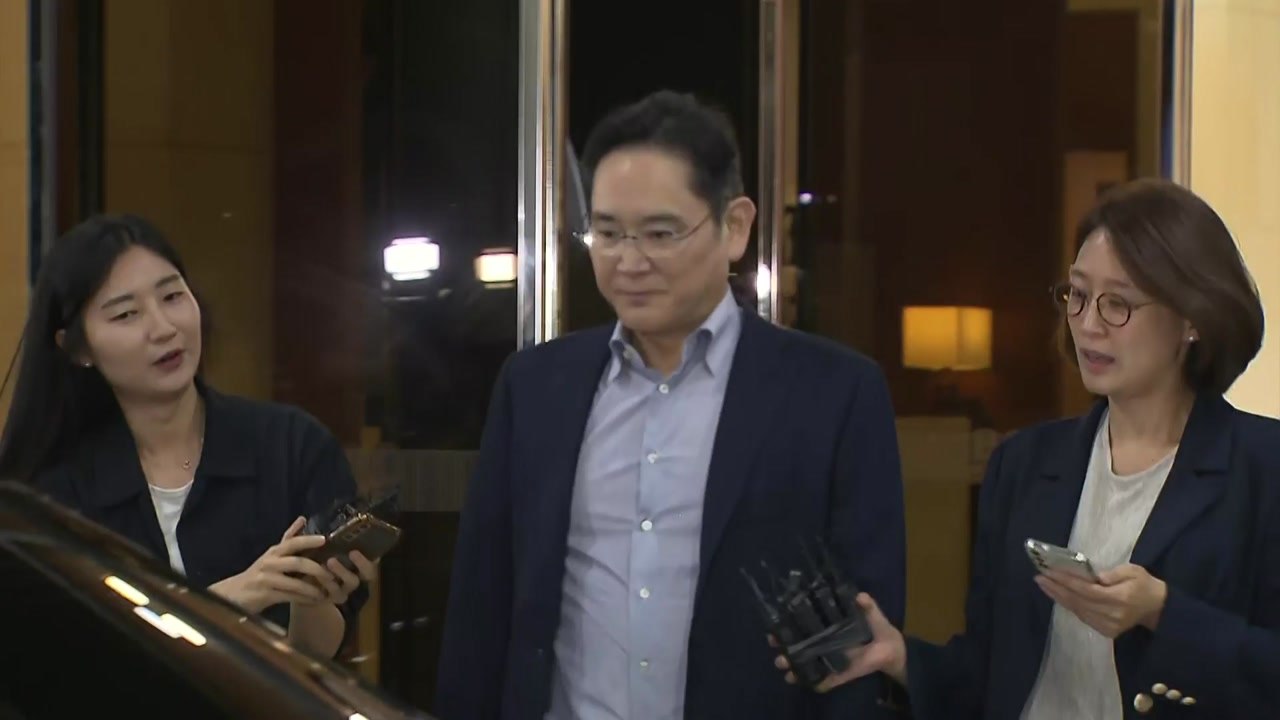 '삼성 저조한 3분기 실적' 질문에...이재용 '묵묵부답' / YTN