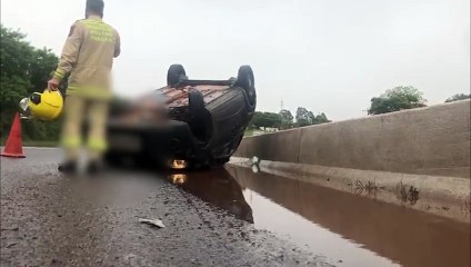 Kwid capota após aquaplanagem na PRc-467 em Cascavel