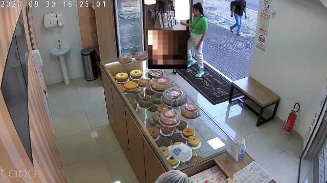 PCPR divulga imagens de mulher que perdeu 3 mil reais em Curitiba