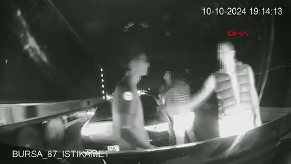 Baba ile oğlu, ambulansın önünü kesip sürücüye saldırdı