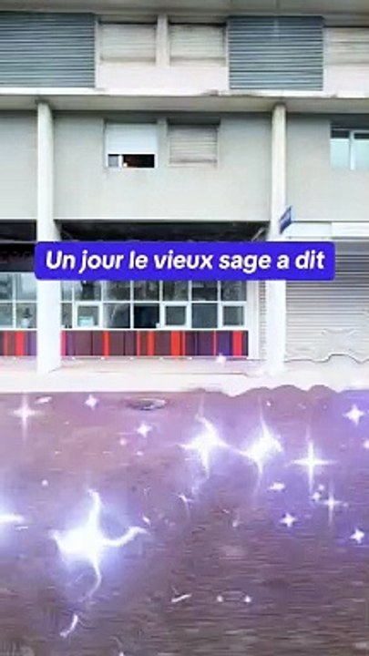 L'homme jeune marche plus vite que l'ancien