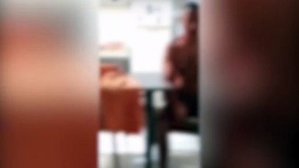 Homem invade casa da ex, esfaqueia ela e o namorado e ainda filma vítimas feridas