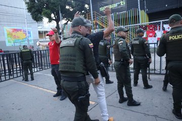 Cuando entrar al estadio se siente como pasar por control de aduanas