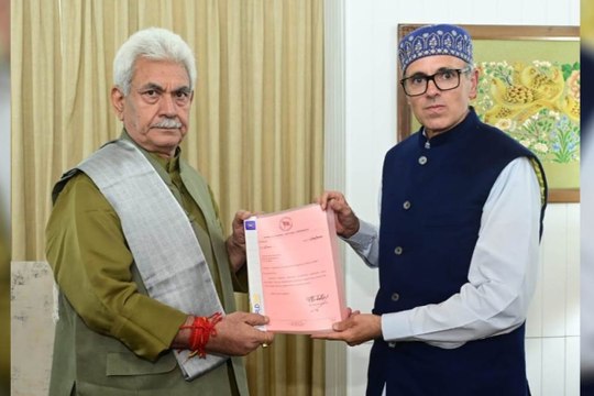 Jammu Kashmir: उमर अब्दुल्ला ने पेश किया सरकार बनाने का दावा, जानें कब होगी शपथ