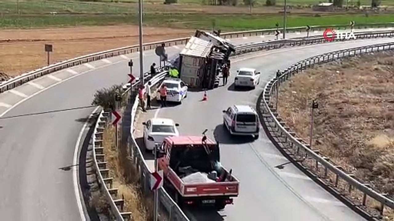 Keskin virajı alamayarak tırı devrildi, sürücünün üzüntüsü görenleri de üzdü