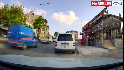 Hatay'da Ters Yönle Geri Giden Araç Şaşkınlık Yarattı