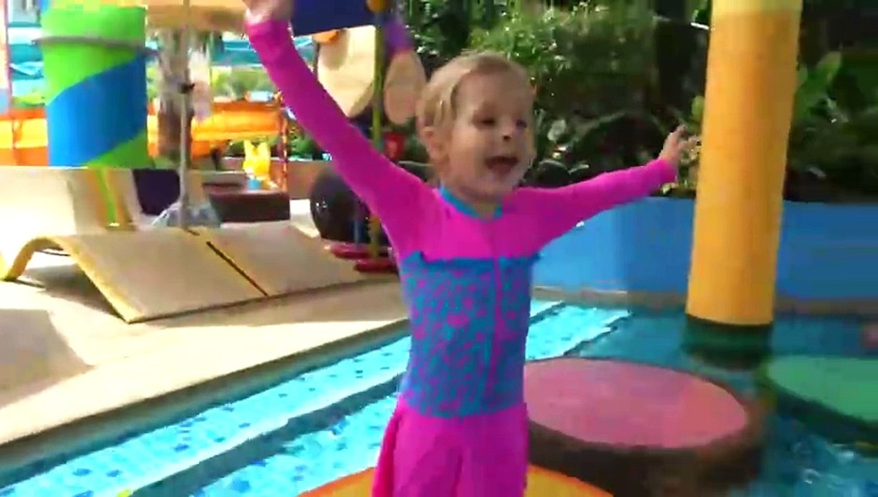Roma and Diana playing at the WaterPark, Baby Shark Song