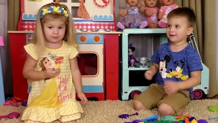 Diana and Roma plays with Mom and inflating balloons