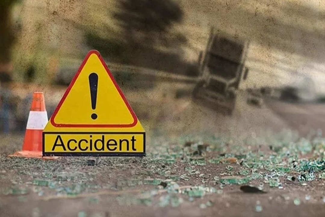 कार बेरिकेड्स से टकराई, दो जनों की मौत, बालक सह...