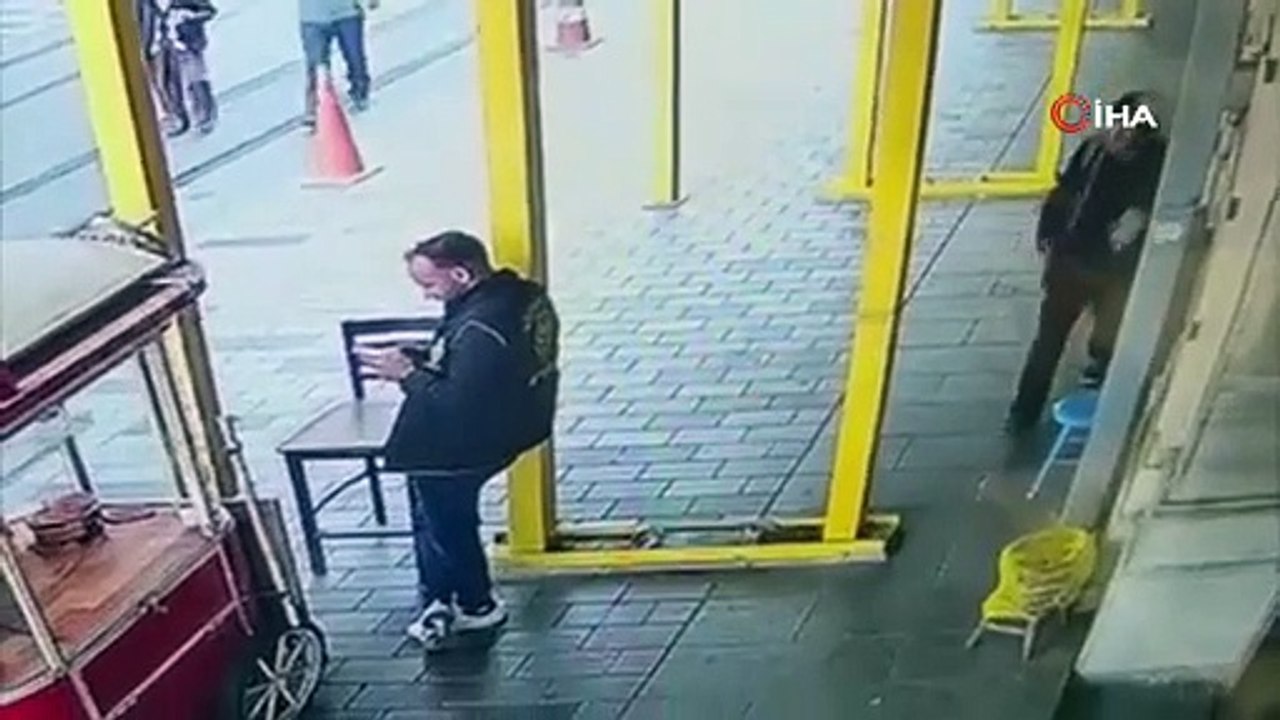 İstiklal Caddesi’nde polise bıçaklı saldırı