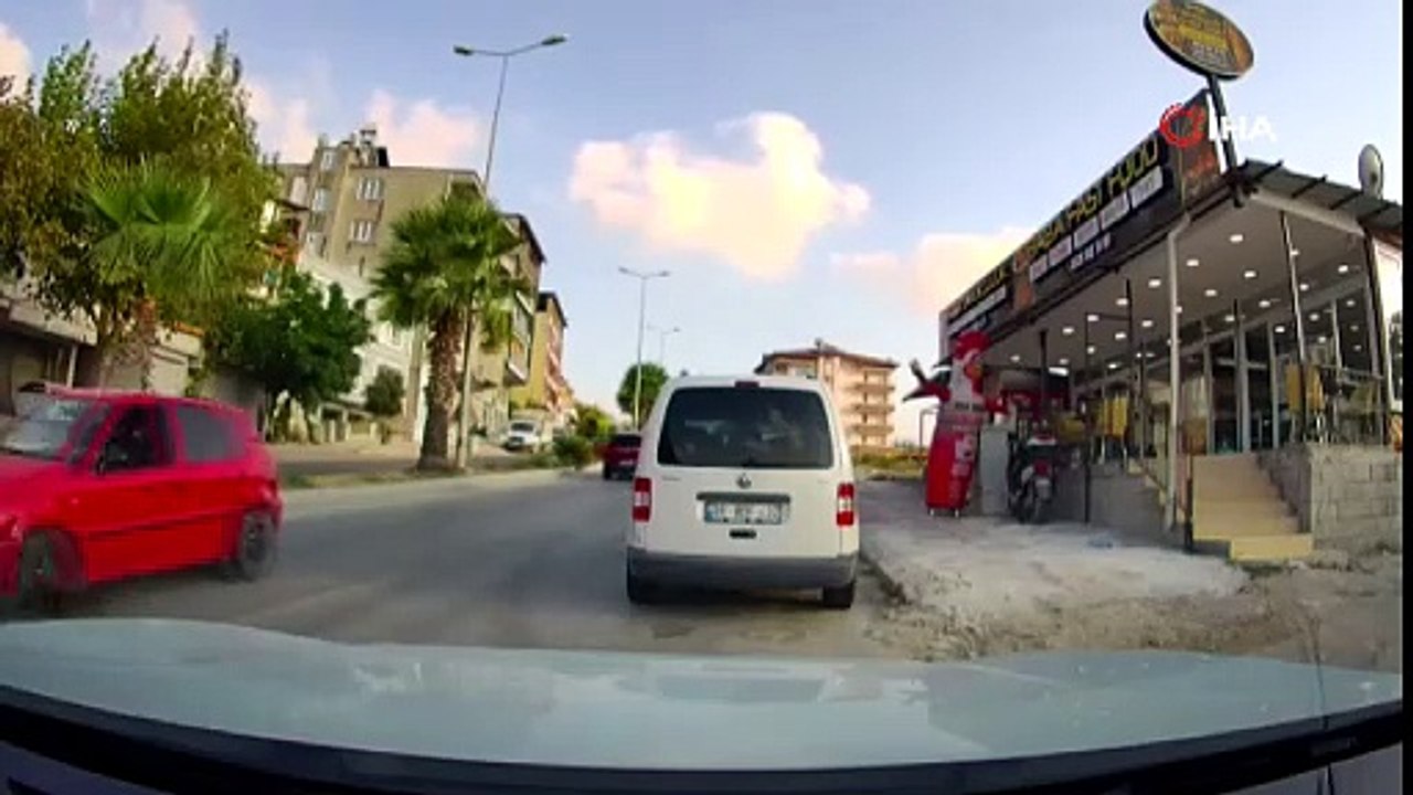 Herkesin canını tehlikeye attı! Herkes düz giderken bakın o nasıl gitti