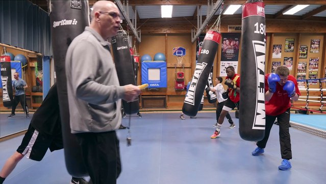 Bande annonce du film documentaire Douai Boxing Club réalisé par le réalisateur Stéphane Dhenin qui sera diffusé en avant première au cinema Majestic à Douai le 15 Novembre et sur France 3 le 21 Novembre