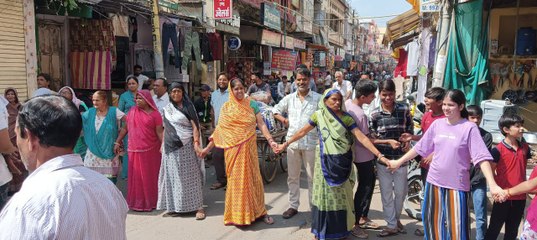 पानी की किल्लत: महिलाओं ने सड़क जाम कर किया विरोध