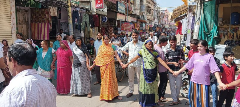 पानी की किल्लत: महिलाओं ने सड़क जाम कर किया विरोध