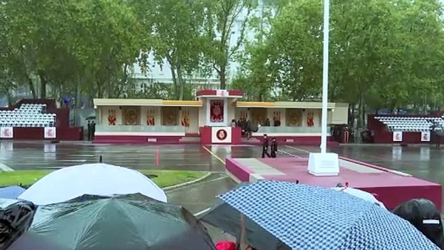 Cancelado el desfile aéreo del 12-O por la lluvia, la Patrulla Águila y el salto en paracaídas