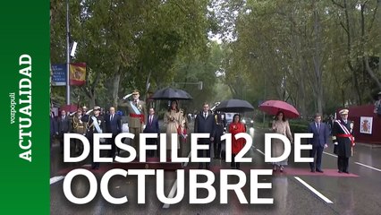 Descargar video: Los Reyes y la princesa Leonor llegan al desfile y dan comienzo a los actos del Día de la Hispanidad