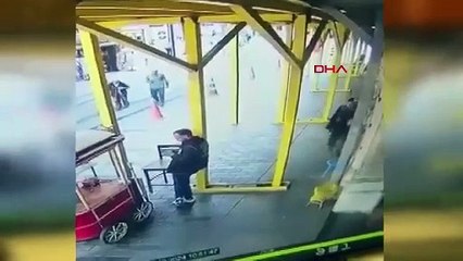 Taksim'de polis memuru ensesinden bıçaklandı: Dehşet anları kamerada