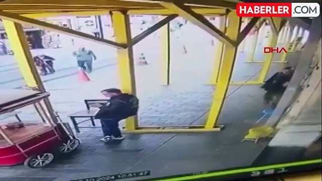 Elindeki bıçağı polis memurunun boynuna sapladı