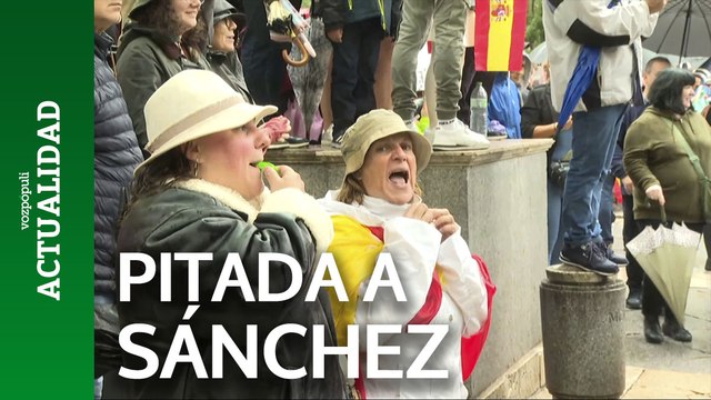 La pitada a Pedro Sánchez se impone a la lluvia en el desfile del 12-O