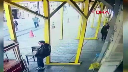 Elinde bıçak ile polis memuruna böyle saldırdı! Saniye saniye görüntüler