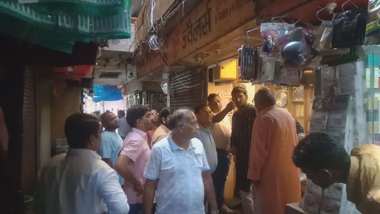 VIDEO: ज्वेलर्स की दुकान का शटर तोड़कर 15 किलो...