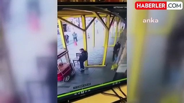 İstiklal Caddesi'nde Polis Memuruna Bıçaklı Saldırı