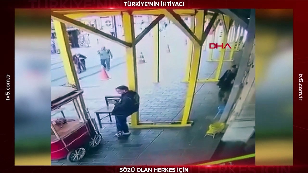 Feci olay! İstanbul Beyoğlu'nda polise bıçaklı saldırı