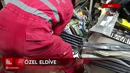 Hatay'da iş yerine giren yılanı itfaiye yakaladı