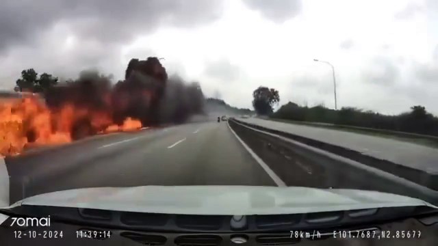 MG Viral: Lori tangki muatan minyak sawit terbakar di Lebuhraya Elite