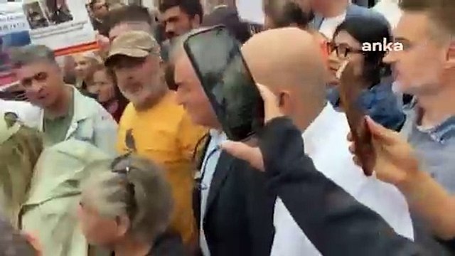 Hayvanseverler katliamı Gebze Belediyesi önünde protesto etti