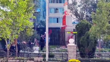 Activistas echan pintura a la estatua a Isabel La Católica en La Paz