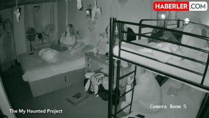 Ruh çağıran çift, raftan düşen bebeği görünce korkuyla odadan kaçtı