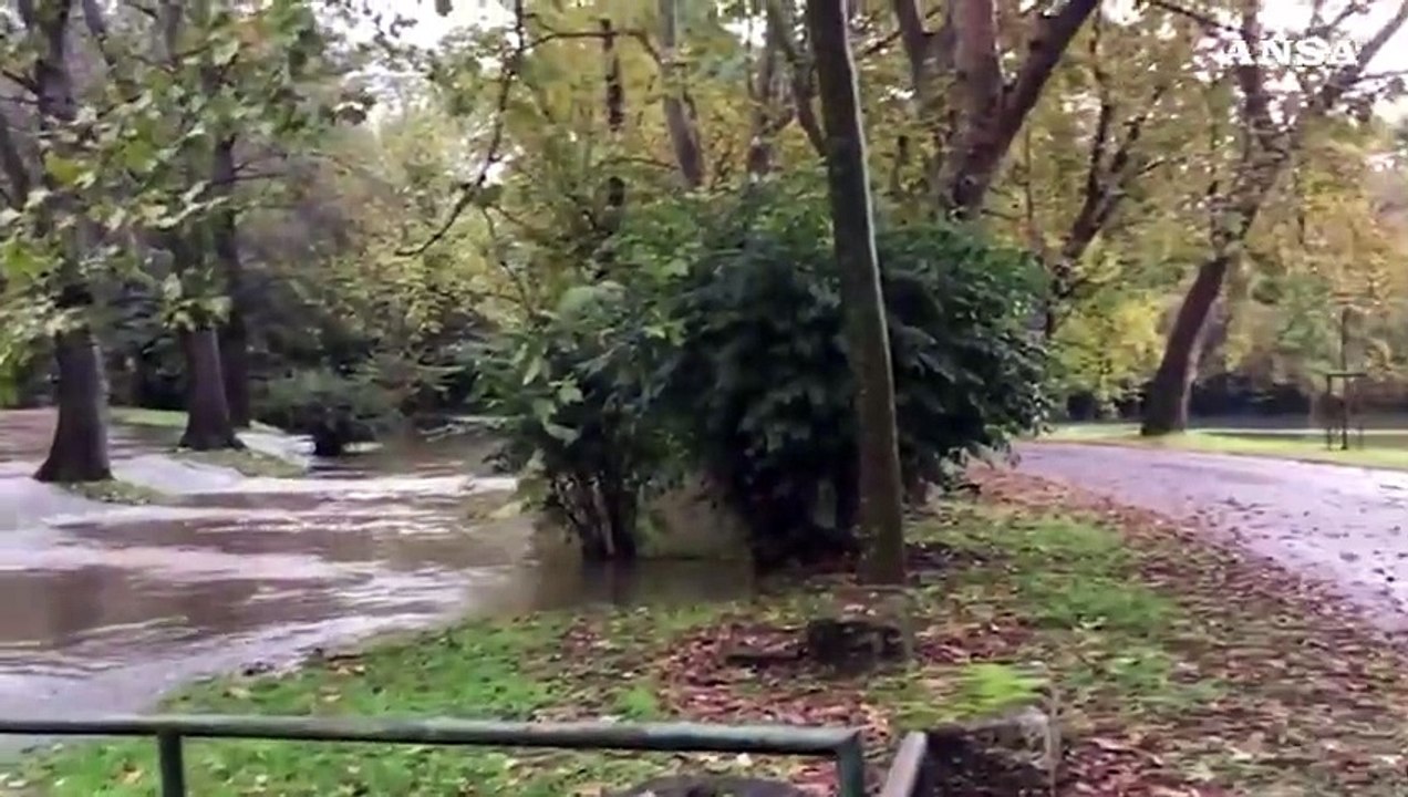 Maltempo, a Milano esonda il fiume Lambro: allagato il parco