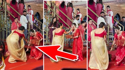 Sherlyn Chopra ने Rani Mukerji के दुर्गा पंडाल में अचानक छुए पैर, Rani ने दिया SHOCKING रिएक्शन
